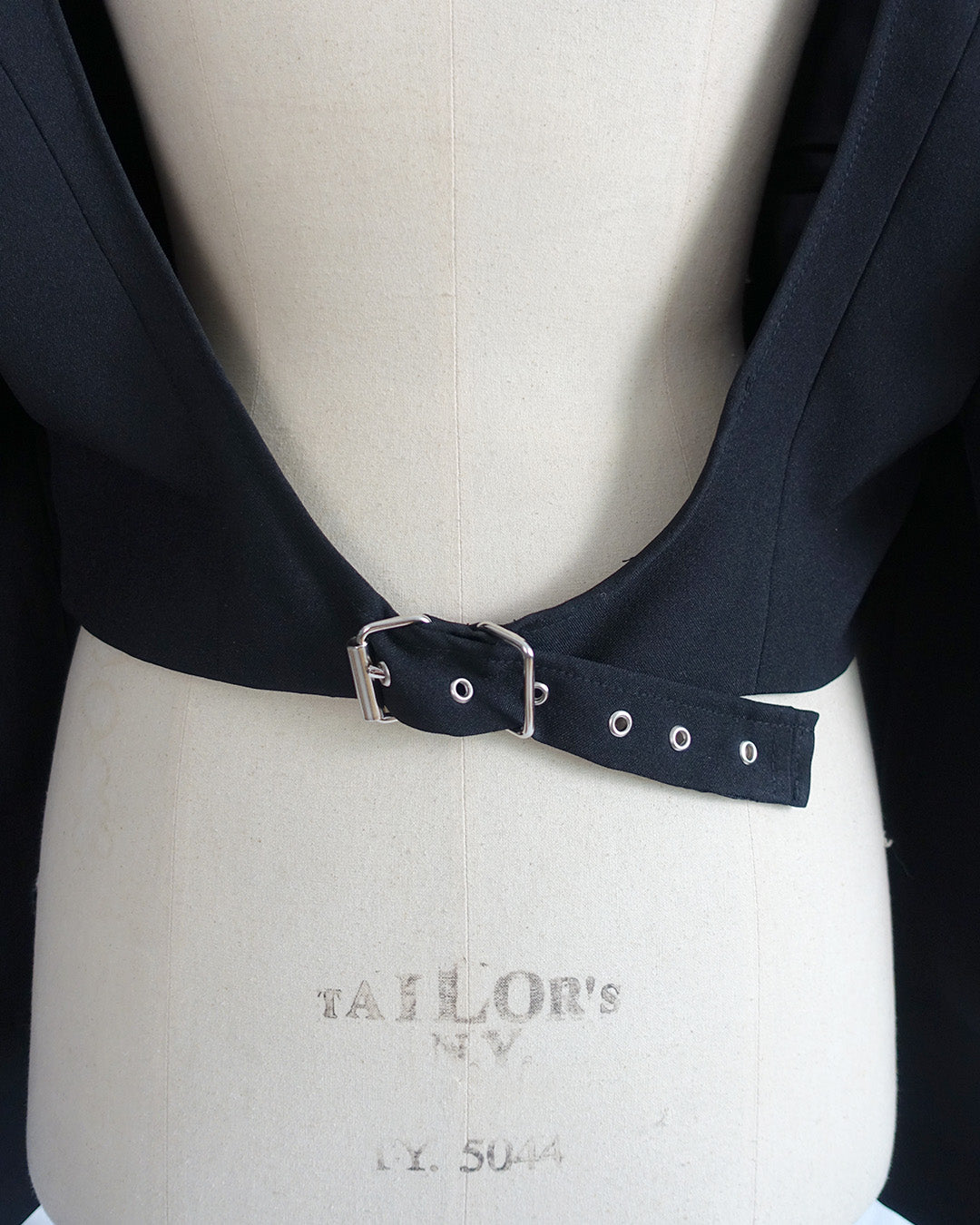 ‘O‘ blazer black print