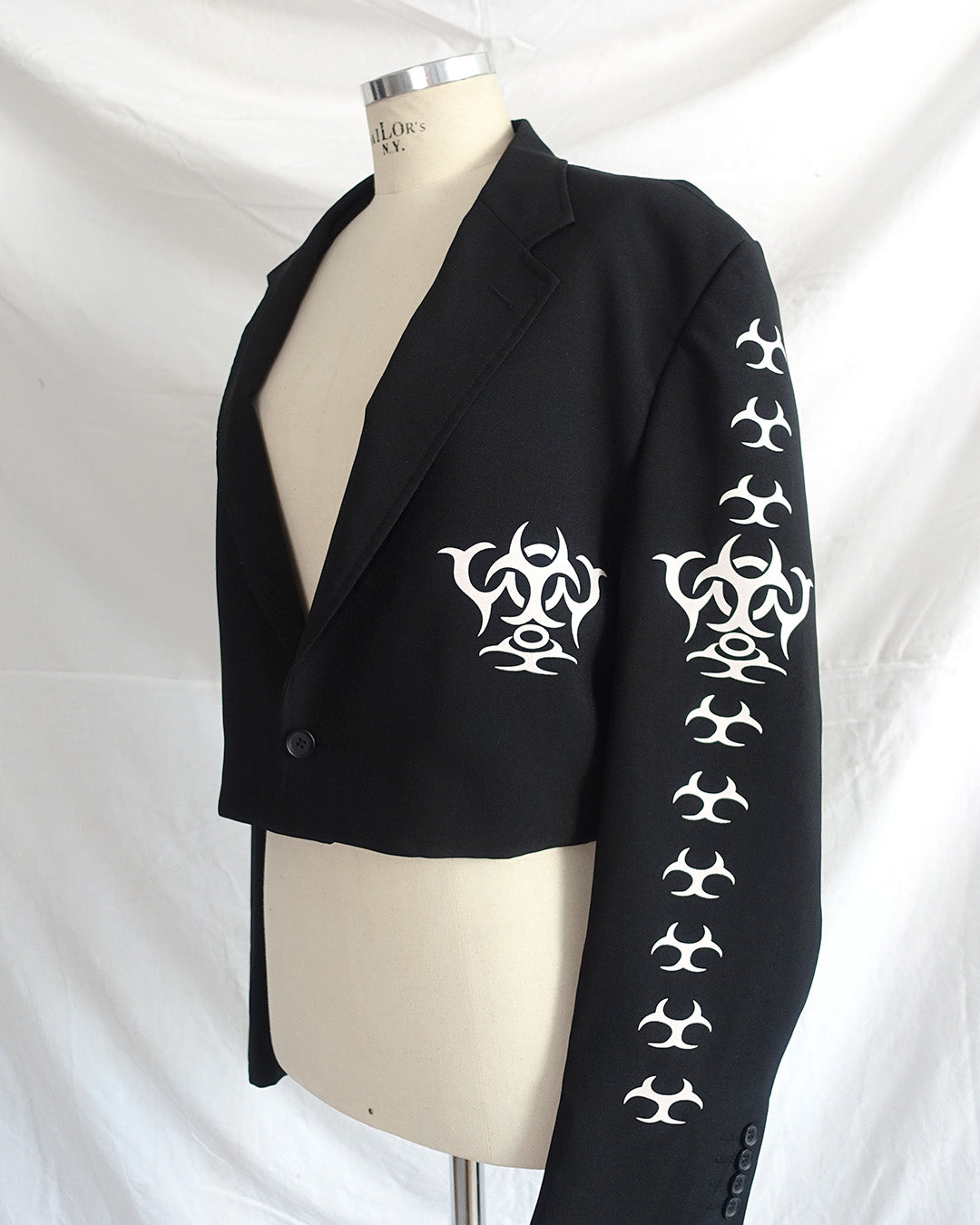 ‘O‘ blazer black print