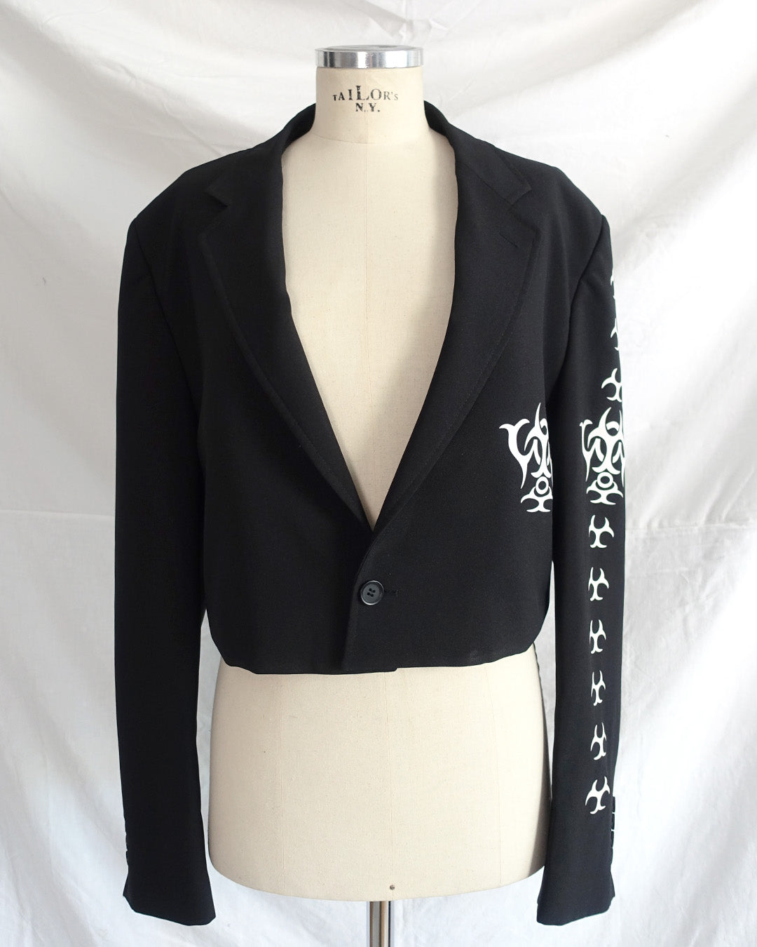 ‘O‘ blazer black print