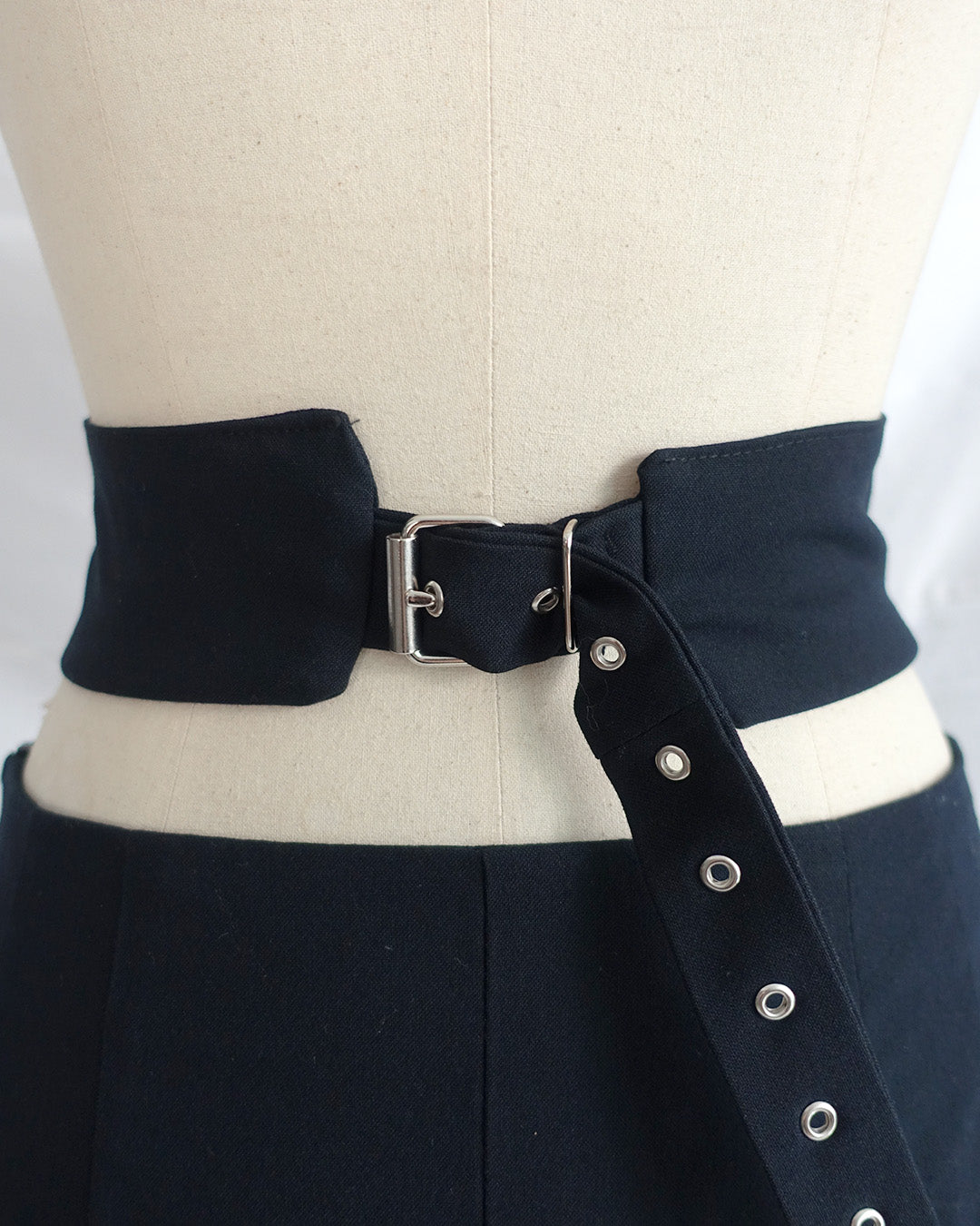 ‘STRAPPY‘ skirt black