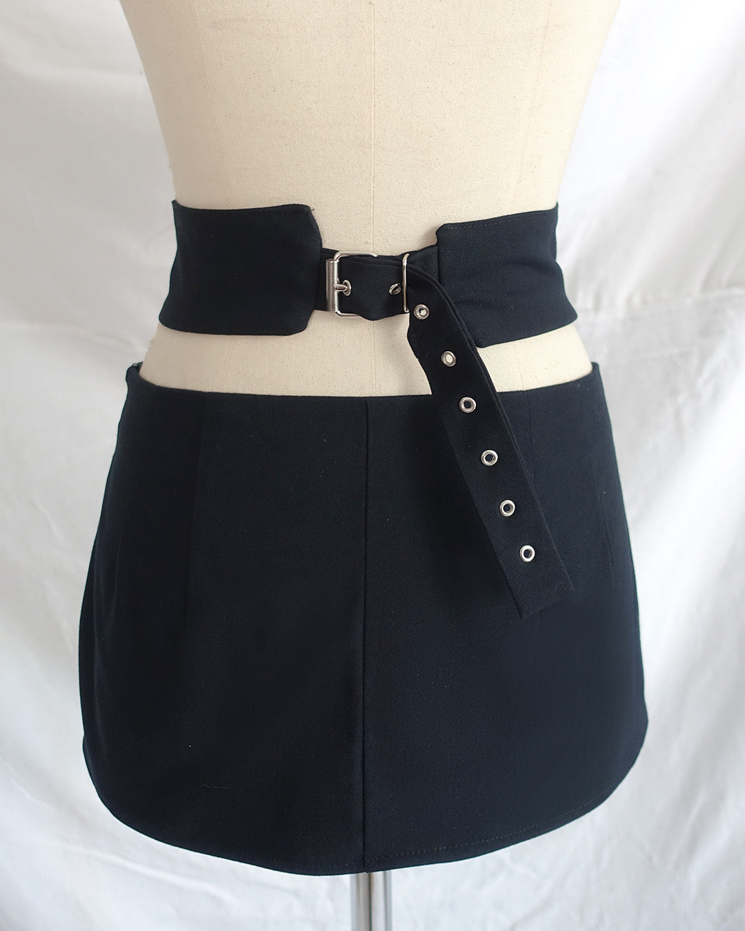‘STRAPPY‘ skirt black