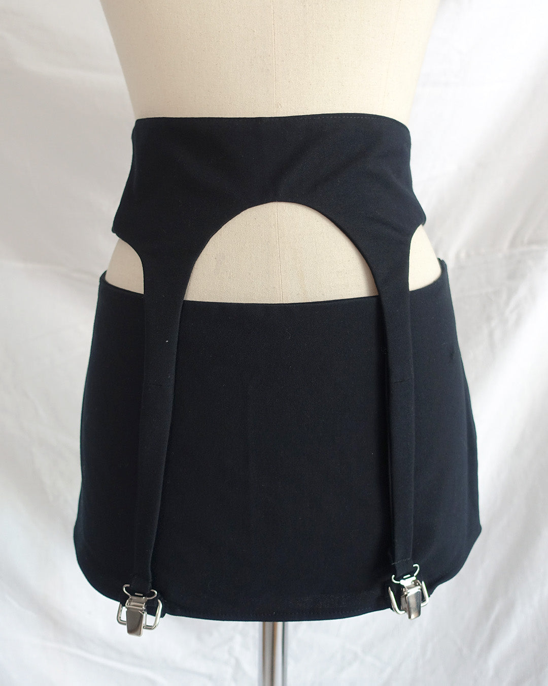 ‘STRAPPY‘ skirt black